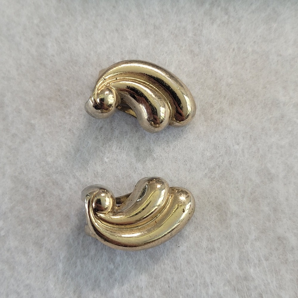 Vtg Signed Coro Gold Tone Sculptural Swirl Wave Ribbon Clip On Earrings